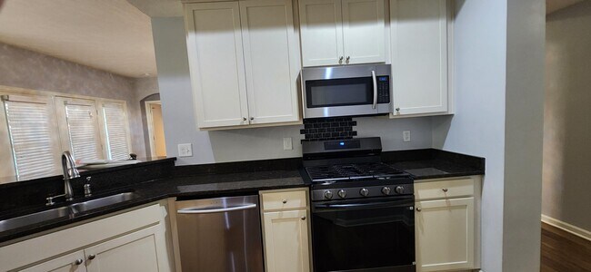 Building Photo - 590 Redwood Ln