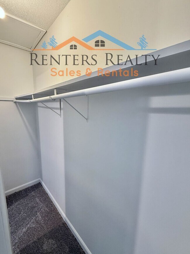 Building Photo - 2 Bedroom Condo with Private Patio