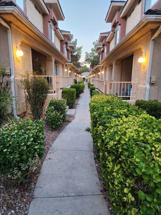 Building Photo - 929 Dusty Creek St