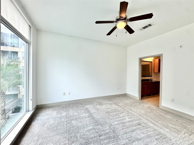 Building Photo - 2111 Westheimer Rd
