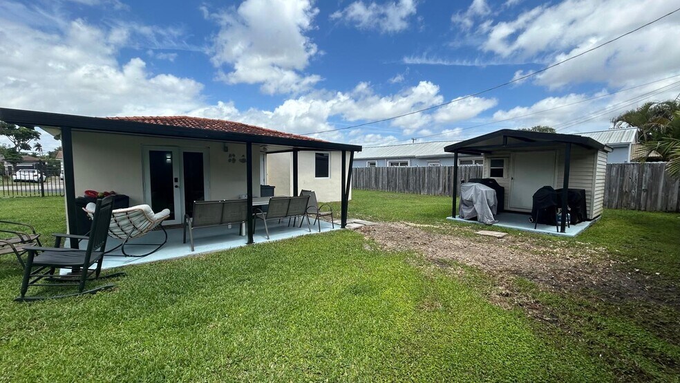 Building Photo - 6790 SW 18th St