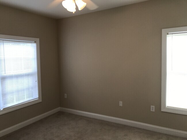 Building Photo - FIRST FLOOR, 3 BEDROOM, 2 BATH UNFURNISHED...