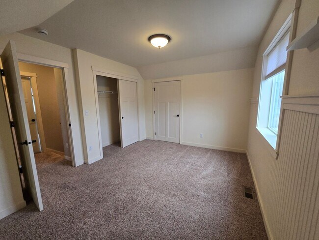 Building Photo - 3 bedroom, 2.5 bathroom house!!!