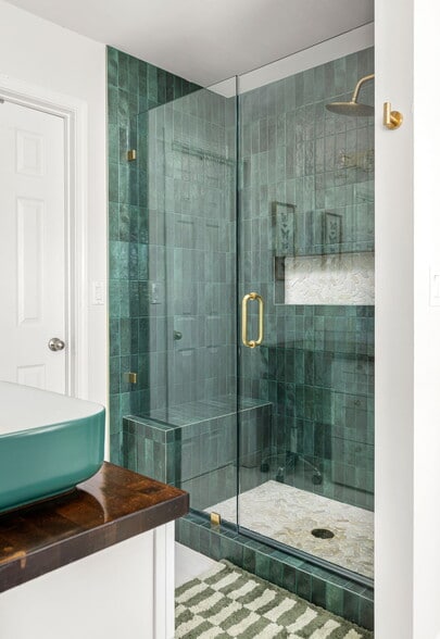 Main Bathroom - 813 Charles Bank Ave SE