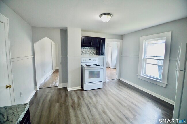 Building Photo - 2310 Barnum Ave