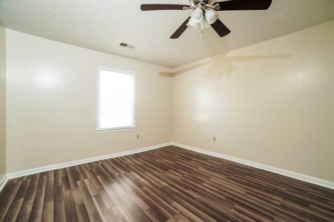 Building Photo - 2834 Lanthorn Dr