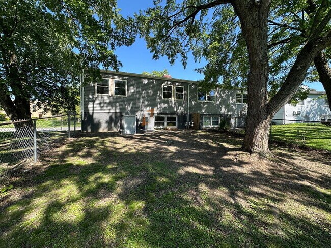 Building Photo - 1609 Monticello Park Dr