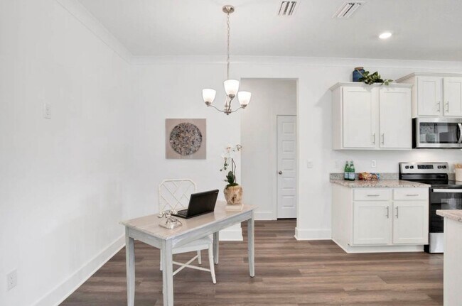Building Photo - Charming 4BR House in a Calm and friendly ...