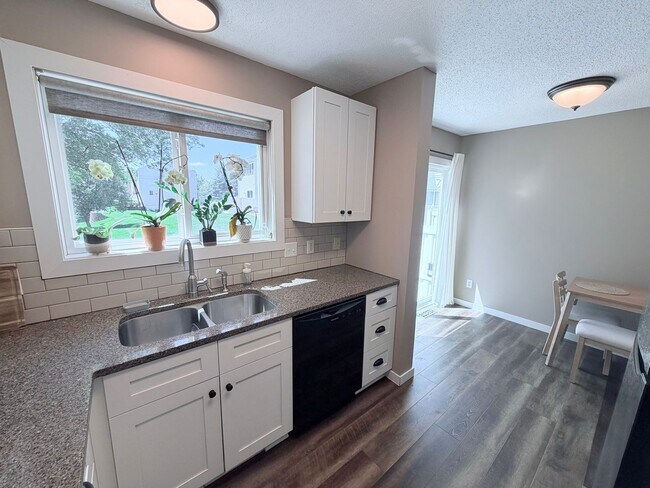 Building Photo - Modern 2-Bedroom Townhome in Apple Valley with Private Patio!!