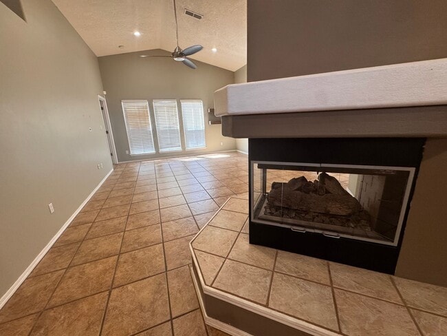 Building Photo - 9701 Tapatio Dr NW