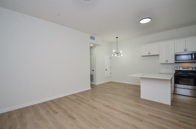 Building Photo - 405 Clearwater St