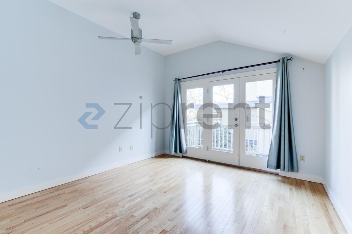 Building Photo - 2225 Eastlake Ave E