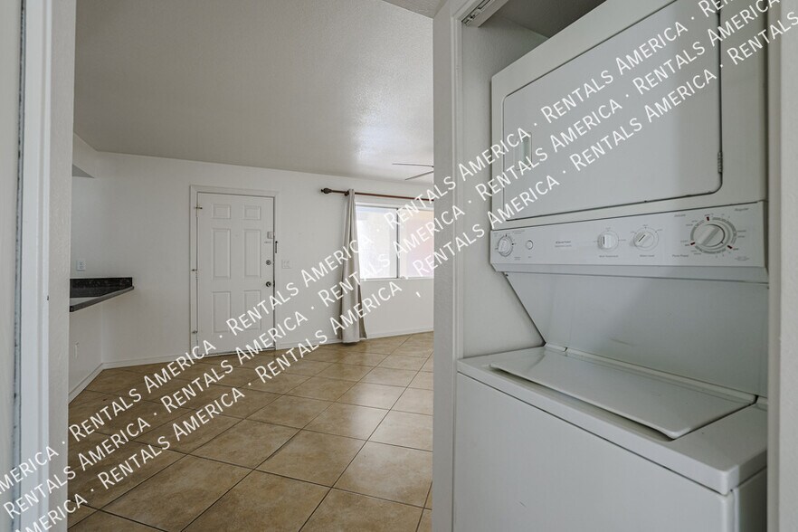 Building Photo - 1014 E Spence Ave