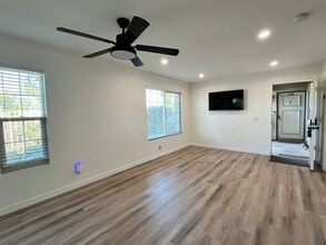 Building Photo - Remodeled Ground Level Condo in MV!