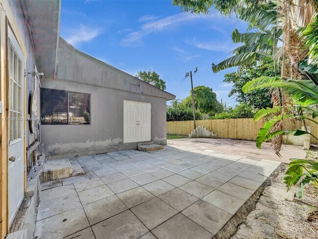 Building Photo - 1298 NE 39th St