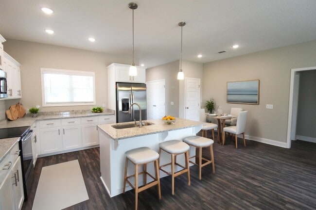 Building Photo - 214 Silverthorn Dr