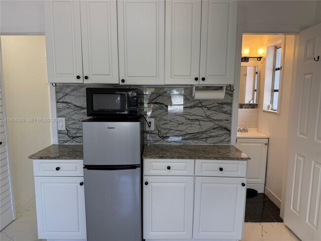 Building Photo - 1230 North Dr