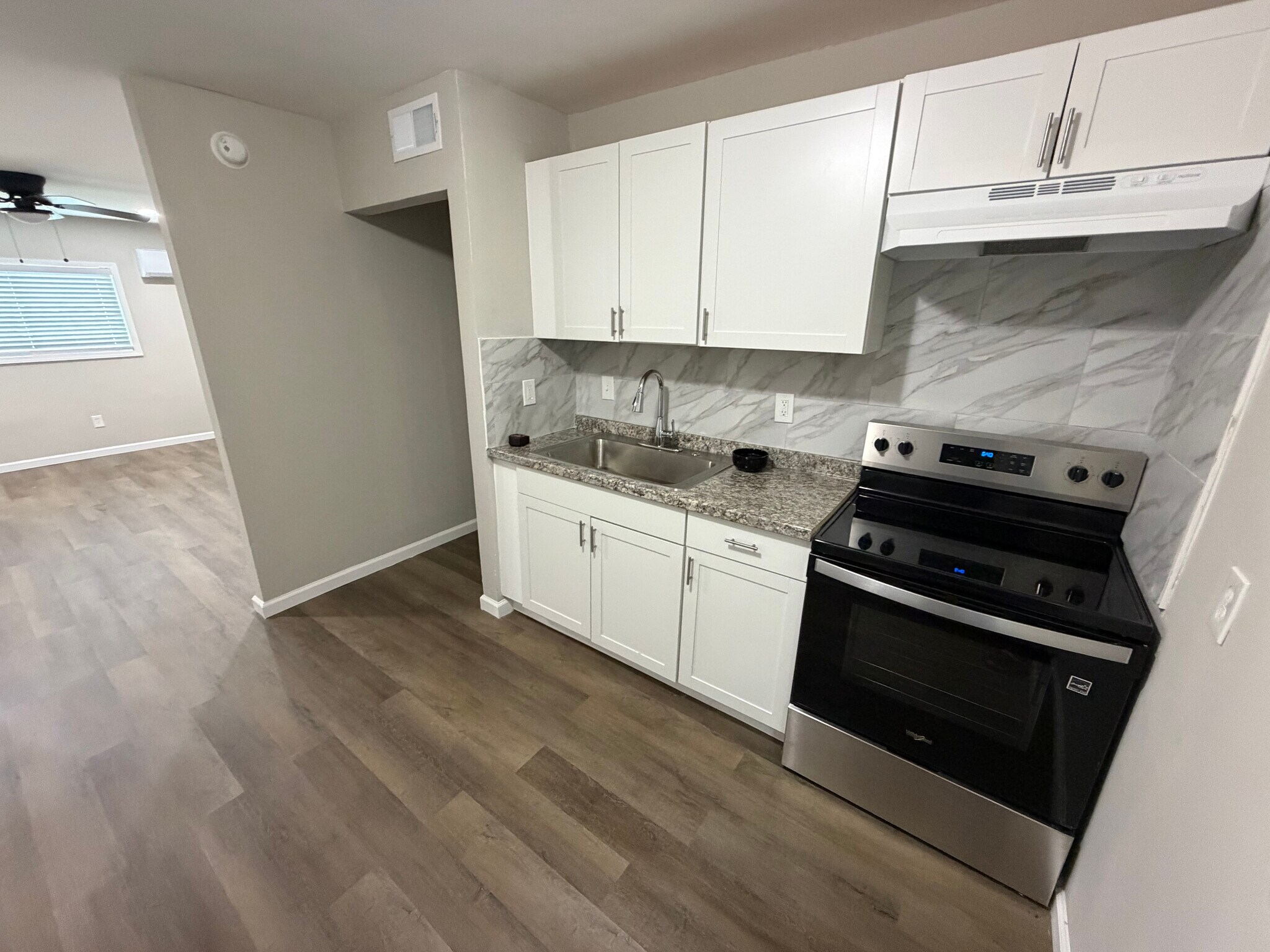 Building Photo - Room in Apartment on Gresham Park Dr
