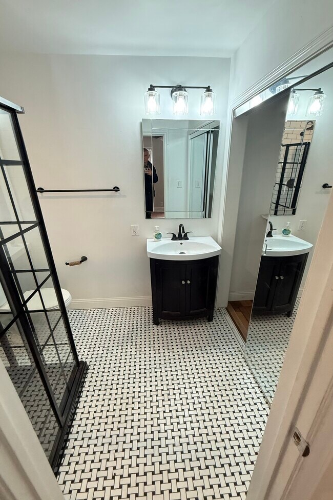 Master Bath - 2515 Sherwood St