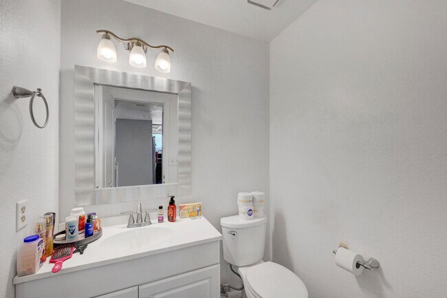 Building Photo - 3 bedroom home with pool!!