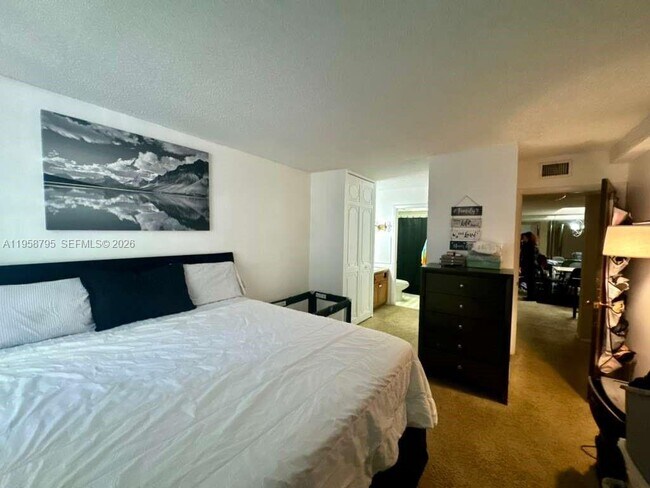 Building Photo - 3720 Inverrary Dr