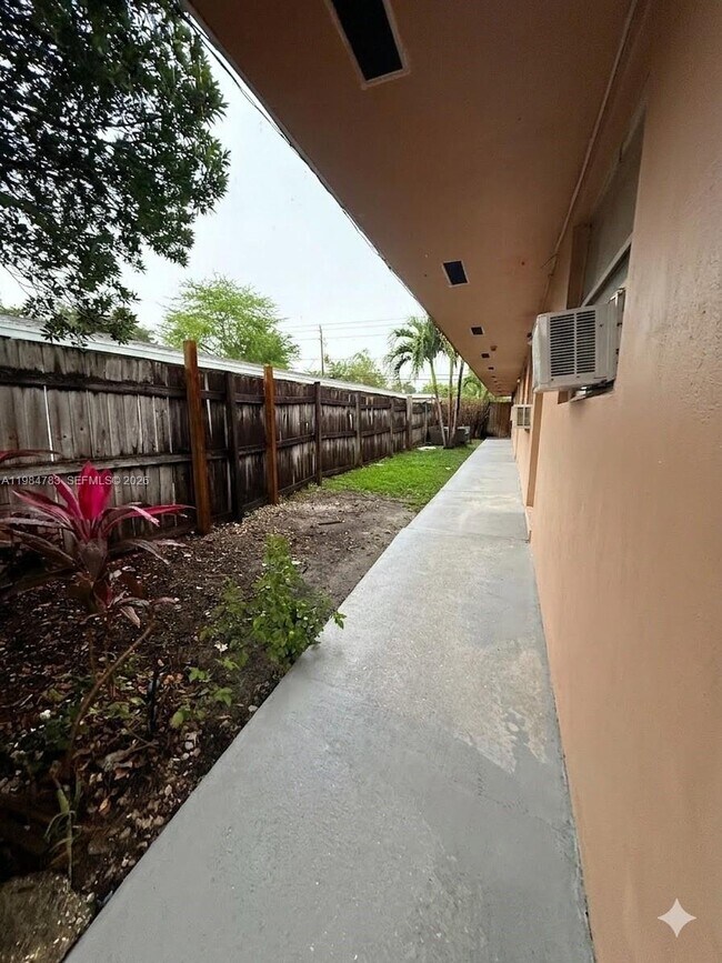 Building Photo - 730 NW 4th Ave