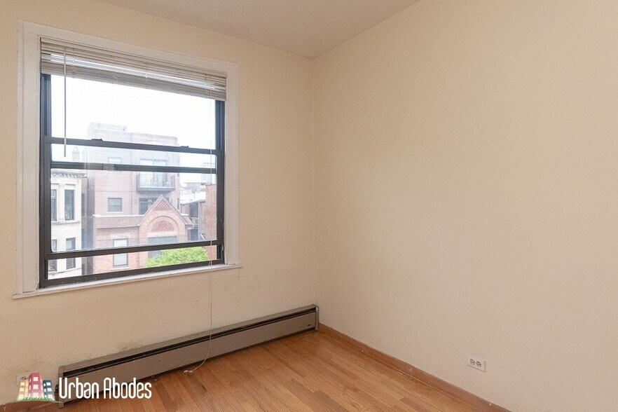 Building Photo - 633 W Barry Ave