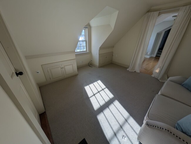 Building Photo - Beautiful 2 Bedroom House