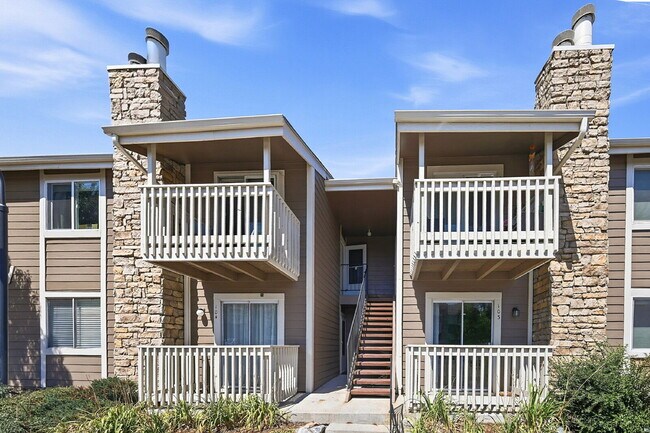 Building Photo - $1,540.95- 2 Bed, 2 Bath Updated Condo in Denver with In Unit Laundry and Community Amenities!