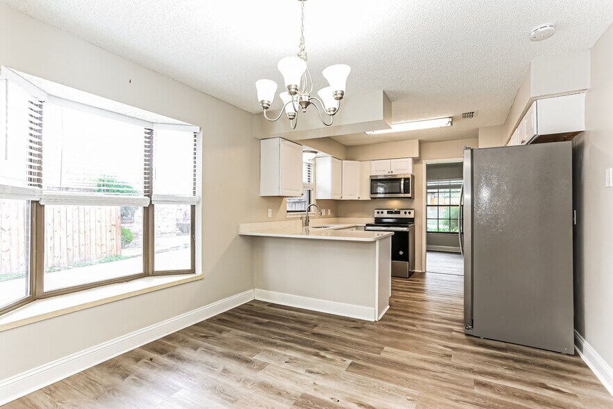 Building Photo - 2553 Sandlewood Cir