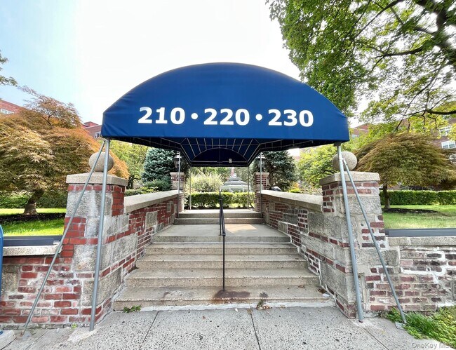 Building Photo - 210 Pelham Rd