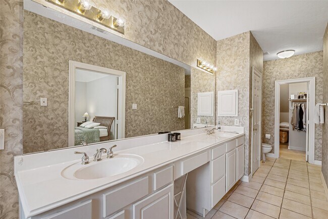 Building Photo - 1014 Enclave Square N