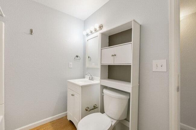 Building Photo - Updated 3-Bedroom Townhome in Ideal Location