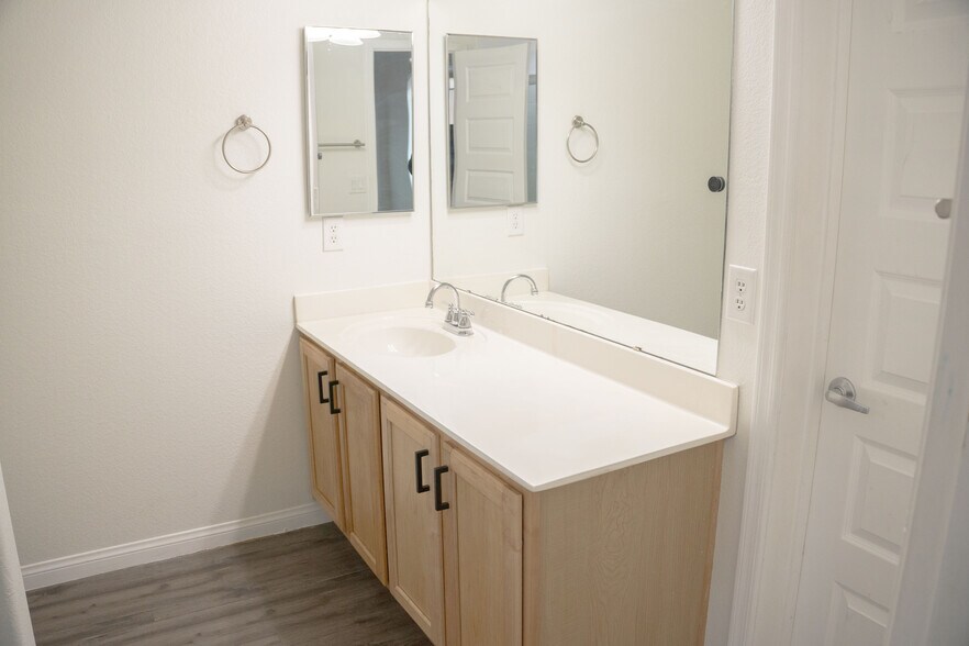 Building Photo - 900 S 94th St