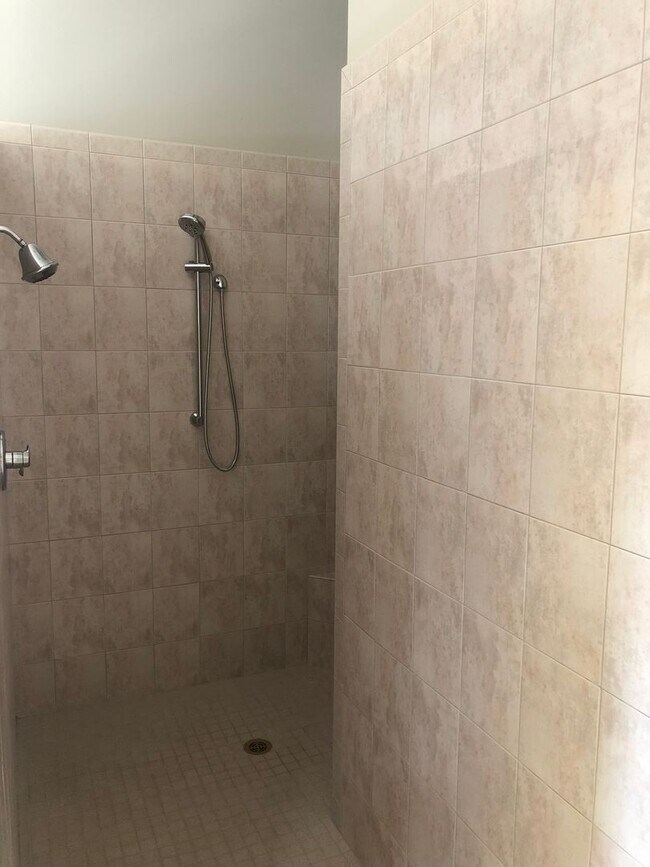 Building Photo - Spacious Redmond Estate on 14 Acres – 4,300+ Sq Ft, Pastures, 4-Car Garage