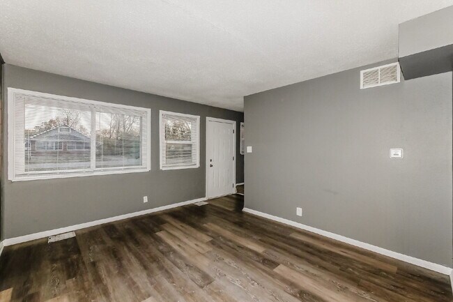 Building Photo - Charming 2 Bed, 1 Bath Apartment in Indianapolis - Don't Miss Out!