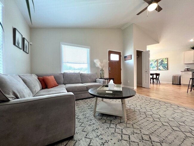 Building Photo - Gorgeous Furnished Home-Ready for move in ...
