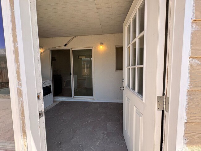 Building Photo - 2 Bed, 1 Bath in Colton!
