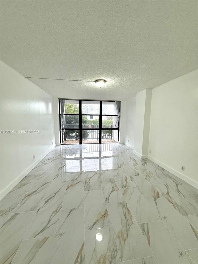 Building Photo - 800 Parkview Dr