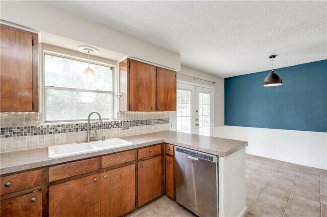 Building Photo - 1101 S Trace Dr