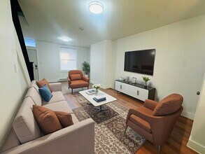 Building Photo - Refreshed 3bd/1bath House! Section 8 ONLY!