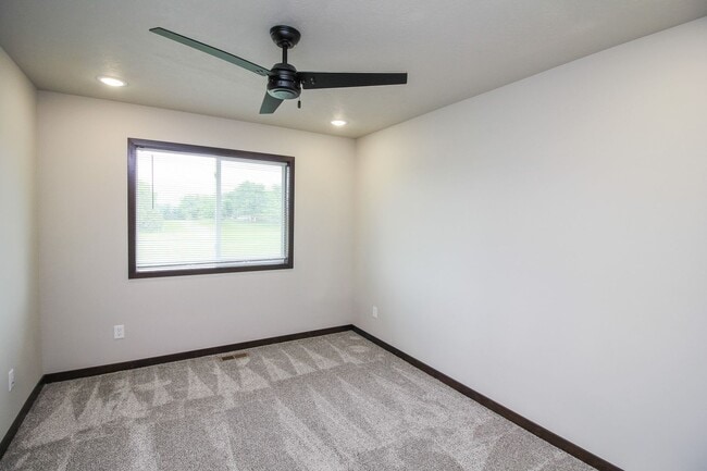 Building Photo - Beautiful 3 bedroom 2 bath unit at 620 Samantha St. in Tea, SD.