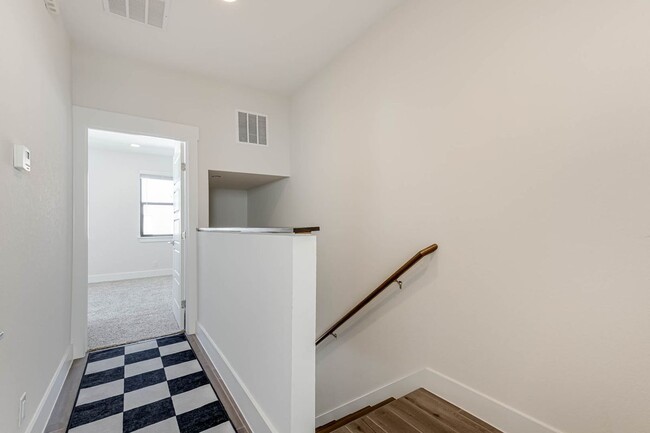 Building Photo - 144 N Cherry St