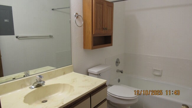 Building Photo - 2 Bed 2 Bath with Lake View