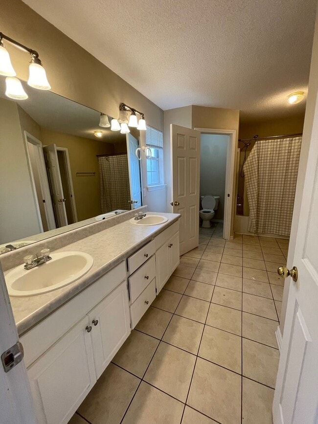 Building Photo - MOVE IN SPECIAL - 1 WEEK FREE RENT - MINUT...
