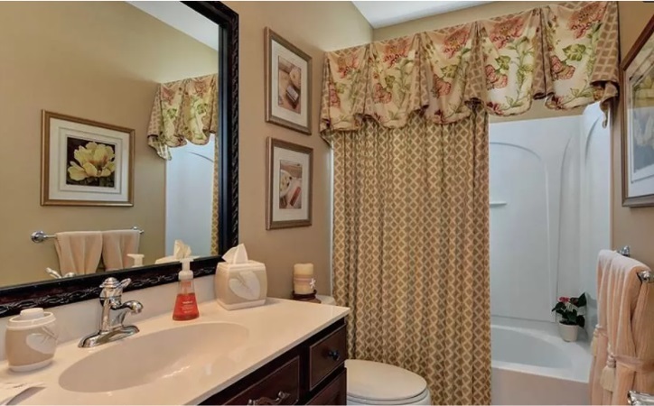 Full Bath upstairs - 54047 Flycatchers Ct