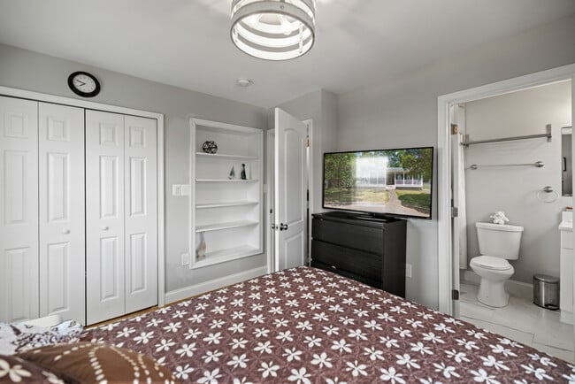 Building Photo - 5519 5th St NE