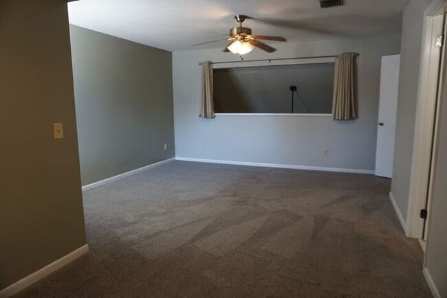 Building Photo - 2 Bedroom Townhome near NAS