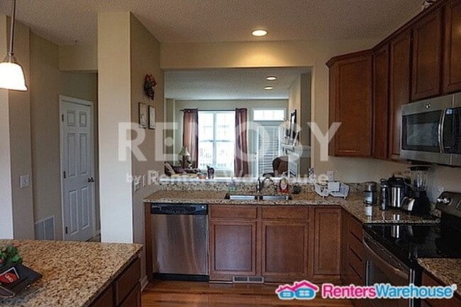 Building Photo - Stunning 3BD/2.5BA Townhouse in Maple Grove