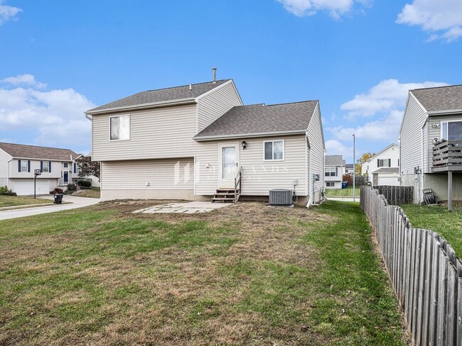 Building Photo - Springhill Multi-Level